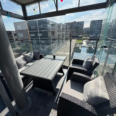 Modern With Balcony Available Aug 24-27 Ons Apartment *