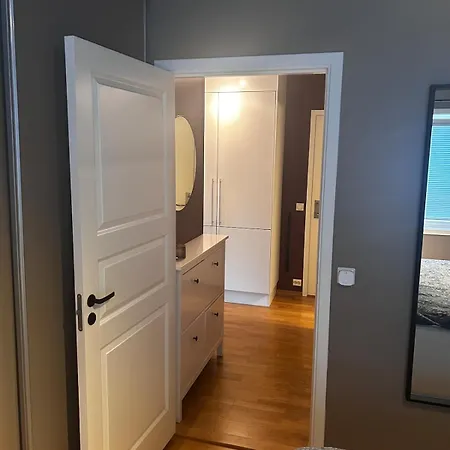 Modern With Balcony Available Aug 24-27 Ons Apartment *
